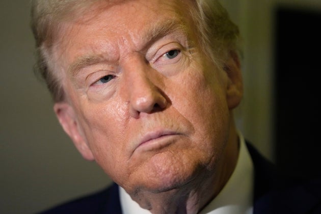 カタールのドーハにある空軍基地の大統領専用機内で記者の質問を聞くアメリカのトランプ大統領（2025年10月25日）