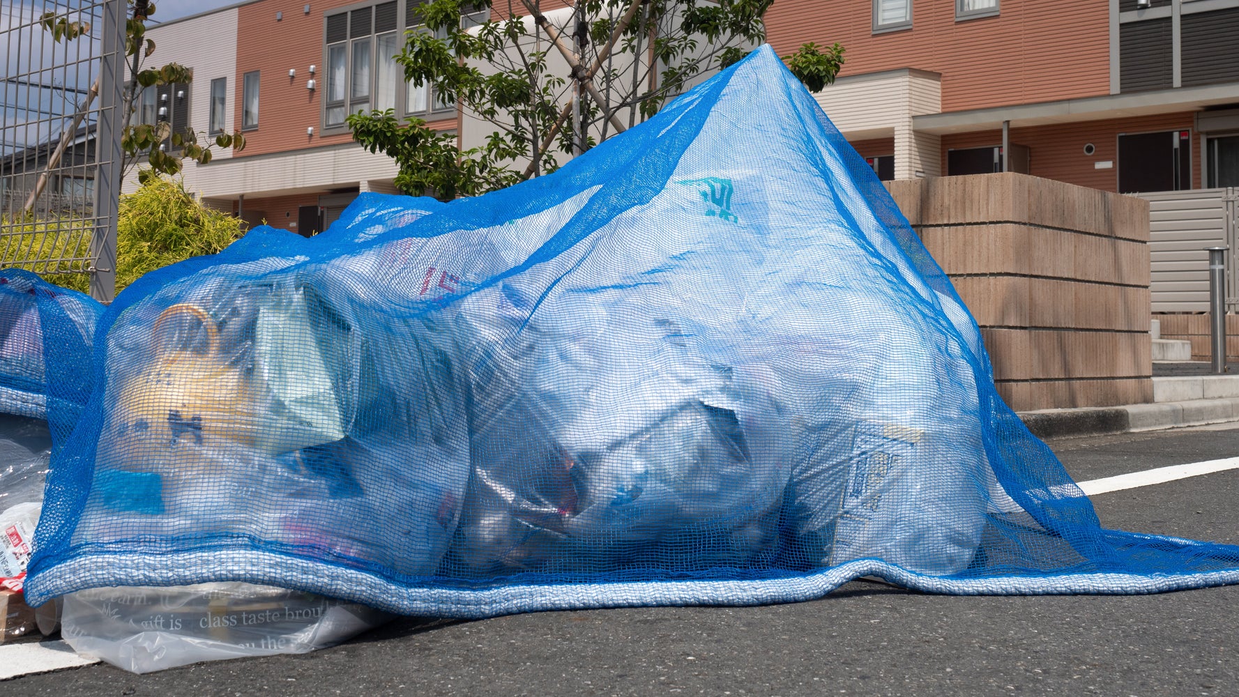 この丸い電池、不燃ごみで捨てたらダメ。ゴミ清掃芸人が写真を公開、行政も「テープで絶縁して」と呼びかけ | ハフポスト LIFE