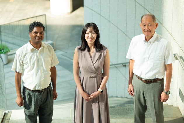 シニア社員と外国籍社員をテーマにした取材の様子（記事は2025年12月に公開）