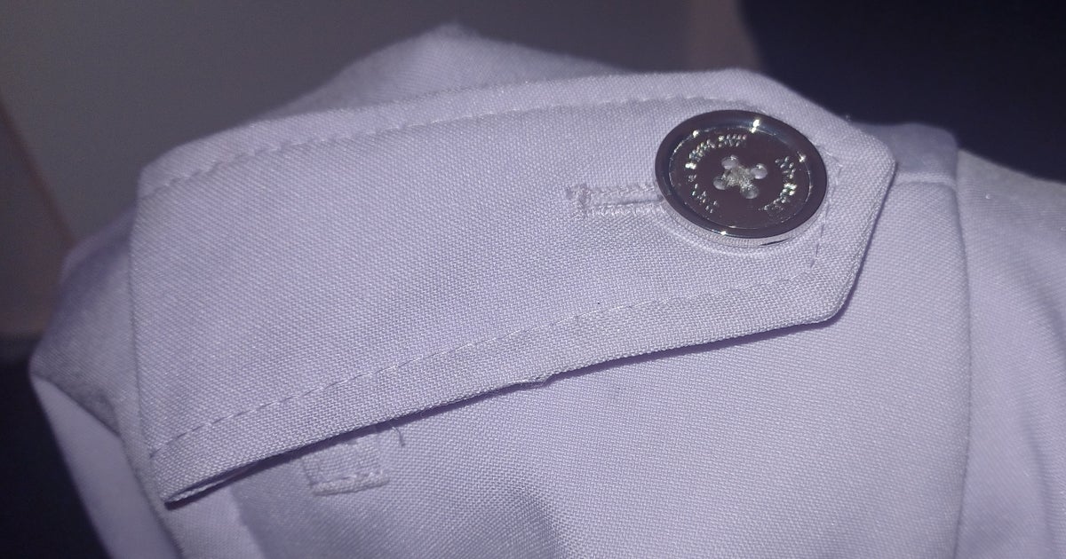 আমি এইমাত্র শিখেছি কেন কোটের কাঁধের বোতাম থাকে এবং সেগুলি আমার জানার চেয়ে বেশি কার্যকর