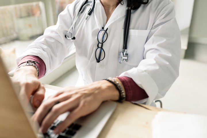 Menggunakan portal kesehatan untuk mengirim pesan kepada dokter Anda memang mudah, namun ada beberapa faktor yang harus Anda pertimbangkan sebelum mengandalkannya.