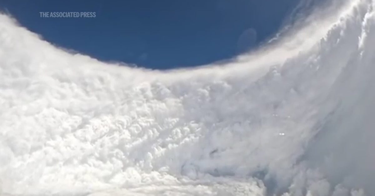 দেখুন: হারিকেন মেলিসার মধ্য দিয়ে বিমান উড়ছে দেখুন: হারিকেন মেলিসার মধ্য দিয়ে বিমান উড়ছে