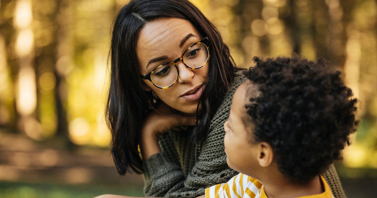 কীভাবে আপনার বাচ্চার বিশ্রী যৌন প্রশ্নের উত্তর দেবেন (লালের পঞ্চাশ শেড ছাড়াই)