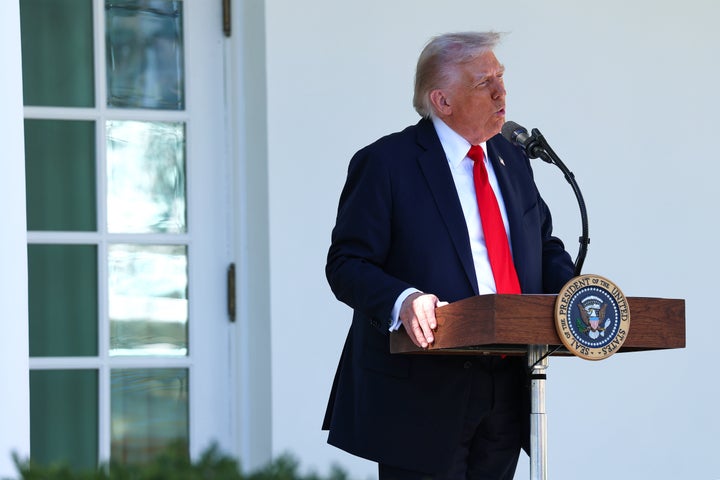 ট্রাম্প নিজের সম্পর্কে আরেকটি হিরো মিথ তৈরি করেছেন, এবার তার মিত্রদের বোকা বানিয়েছেন ট্রাম্প নিজের সম্পর্কে আরেকটি হিরো মিথ তৈরি করেছেন, এবার তার মিত্রদের বোকা বানিয়েছেন