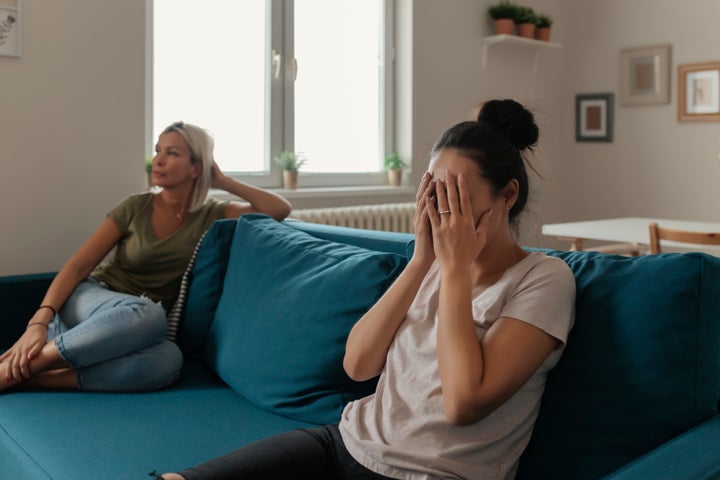 একটি প্রাপ্তবয়স্ক কন্যা ঠিক করতে পারে না এমন কোন সমস্যা নেই - এমনকি একটি দুর্ভাগ্যজনক, স্পষ্টতই মৃত-শেষ সম্পর্ক।