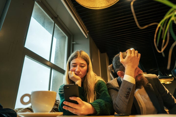 যদি দৃঢ় সীমানা প্রতিষ্ঠিত না হয়, তাহলে বয়স্ক কন্যারা অনুভব করতে পারে যে তাদের পরিবার এমনকি যৌবন পর্যন্ত তাদের সময়কে একচেটিয়া রাখে।