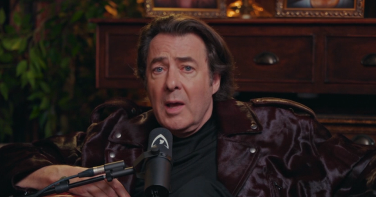 জোনাথন রস তার সহকর্মী সেলিব্রিটি বিশ্বাসঘাতকদের বিষয়ে তার অবিচ্ছিন্ন মতামত দিয়েছেন