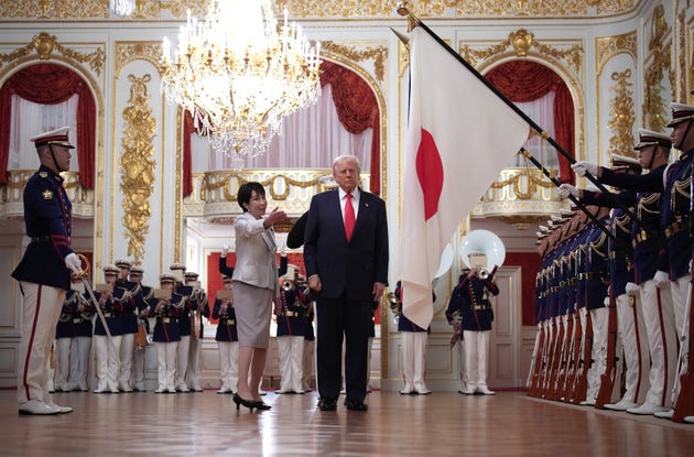 迎賓館で儀仗隊による栄誉礼を受ける米トランプ大統領と高市首相＝2025年10月28日、東京