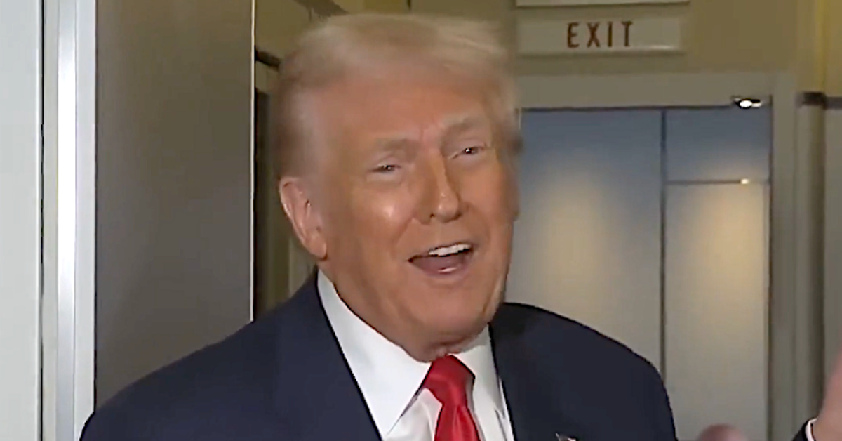 ট্রাম্প এয়ার ফোর্স ওয়ানে অশান্তিতে আঘাত করেছেন এবং কীভাবে এটি ব্যাখ্যা করা হবে তা নিয়ে রসিকতা করেছেন