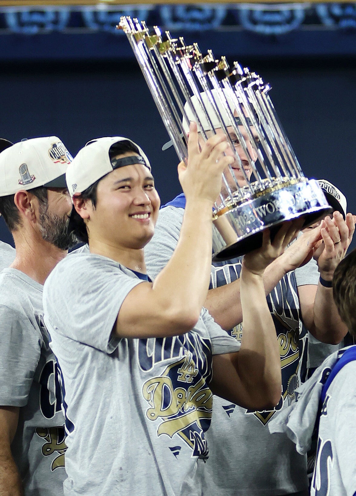 大谷翔平＆山本由伸、歓喜の帰路でWS優勝トロフィーを抱き笑顔