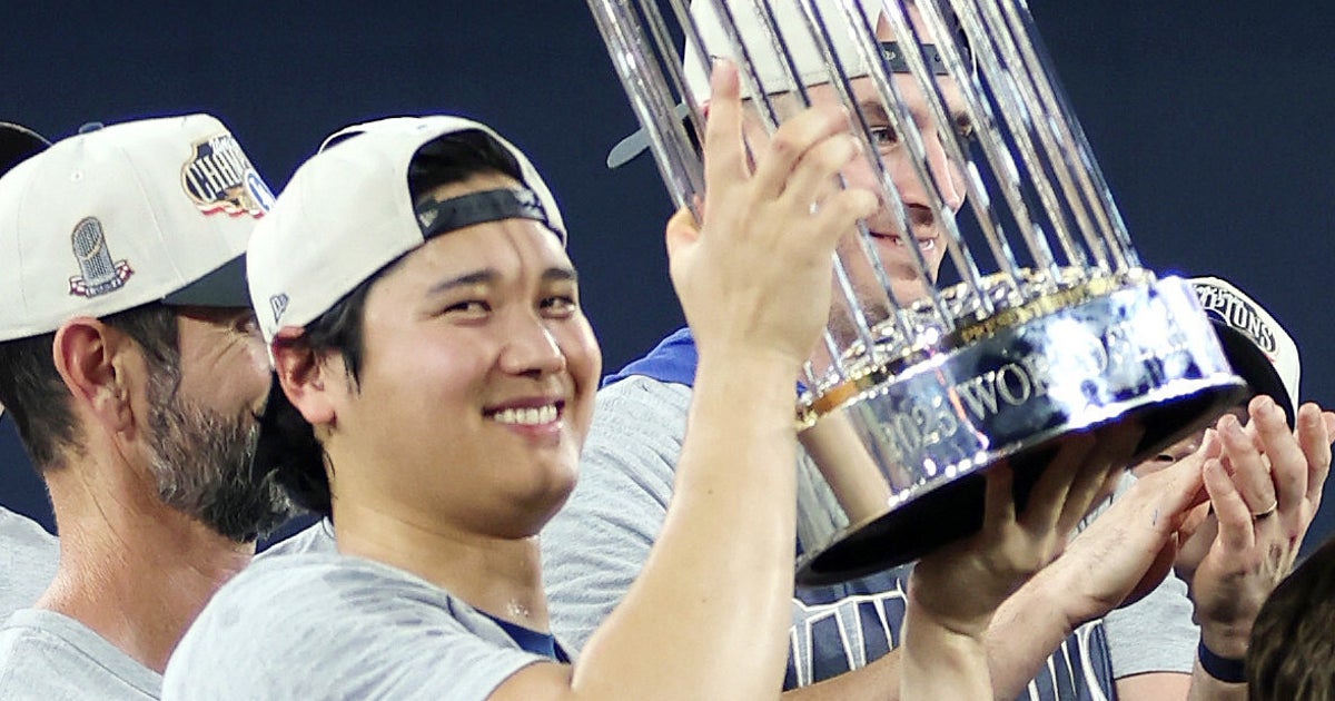 大谷翔平＆山本由伸、歓喜の帰路でWS優勝トロフィーを抱き笑顔 