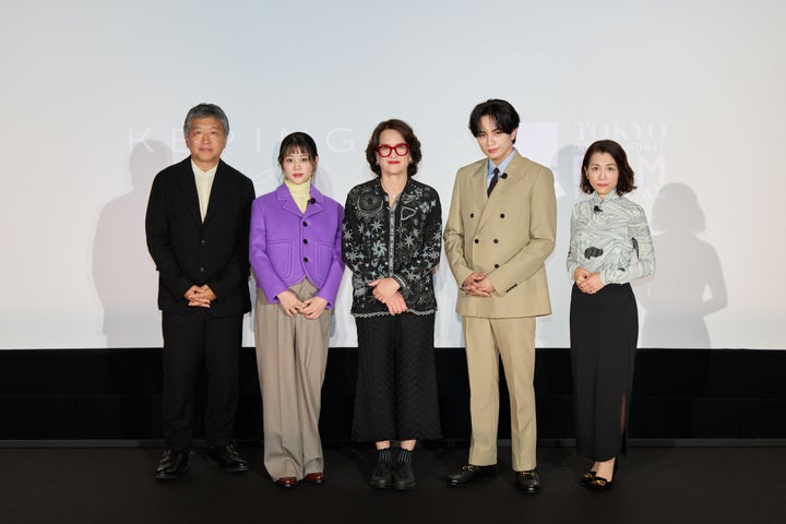 （左から）オープニングスピーチを務めた是枝裕和監督、高畑充希さん、デブラ・ゼインさん、中島健人さん、福間美由紀さん
