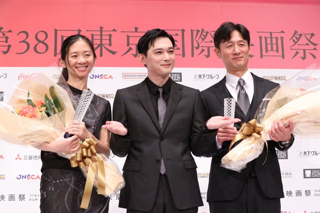 左からクロエ・ジャオ監督 吉沢亮さん 李相日監督