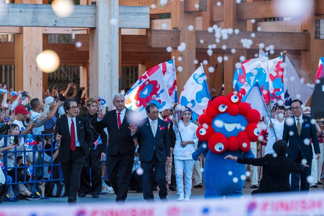万博最終日に会場内を歩く、大阪・関西万博の公式キャラクター「ミャクミャク」＝2025 年10月13日
