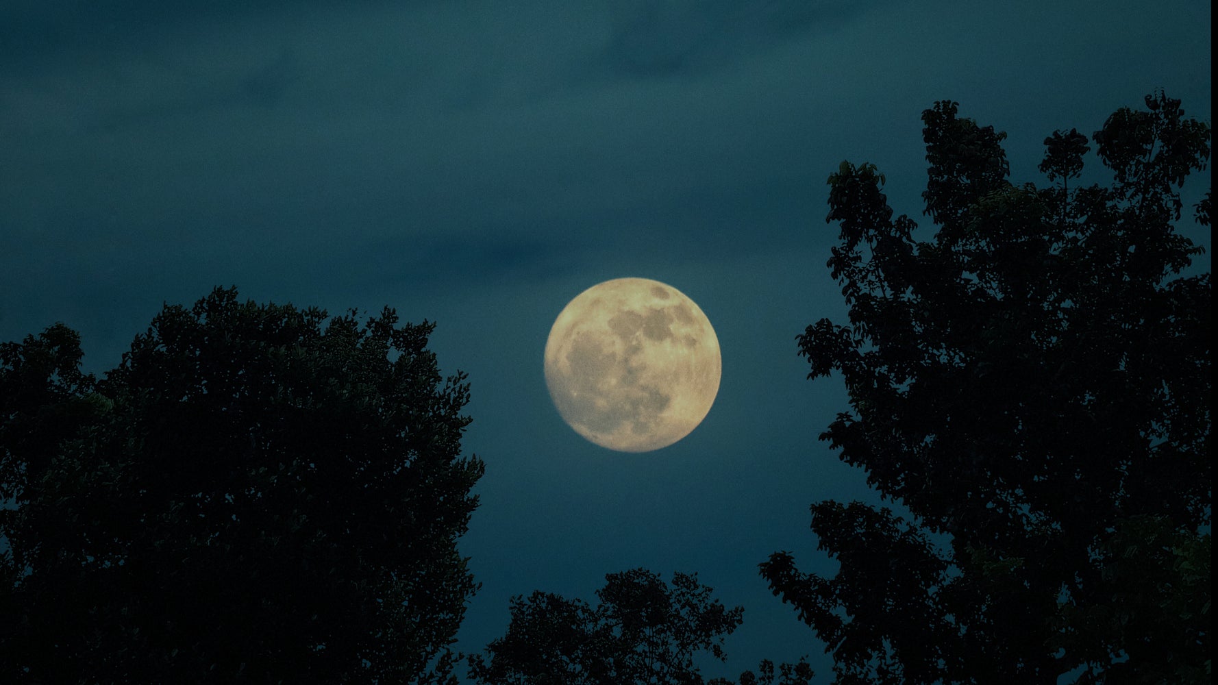 宇宙から「スーパームーン」を撮影するとこうなる。「青い海に沈んで