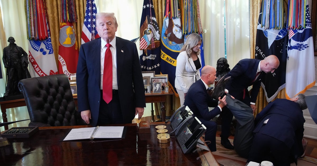 See How Donald Trump Reacted To Oval Office Medical Emergency