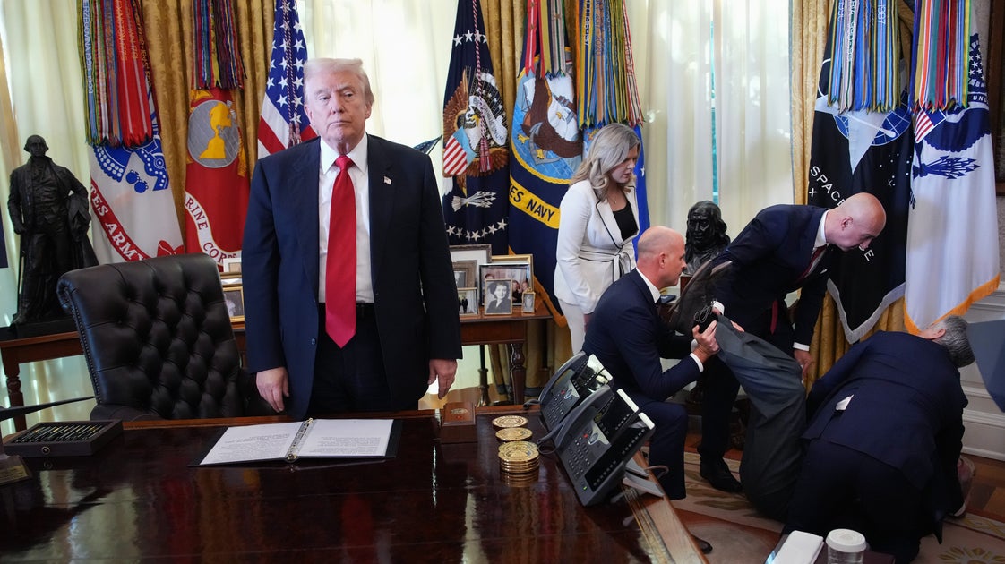 See How Donald Trump Reacted To Oval Office Medical Emergency