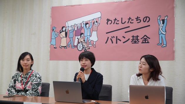 会見で話す鈴木なりささん（中央）