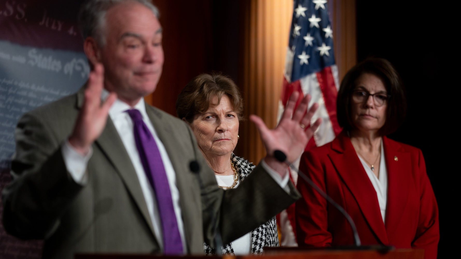 Senate Ends Longest US Shutdown as 8 Democrats Break Ranks