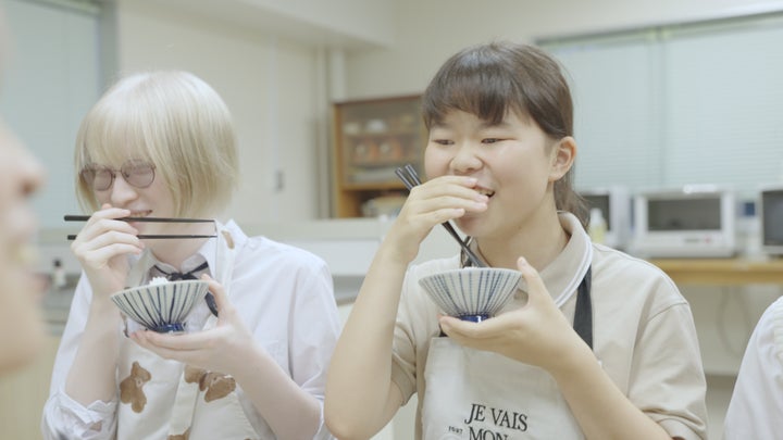 自分たちで調理した料理を楽しむ部員