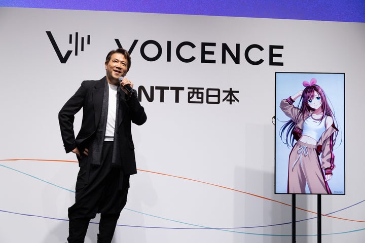 デモンストレーションで驚きの表情を浮かべる別所哲也さん