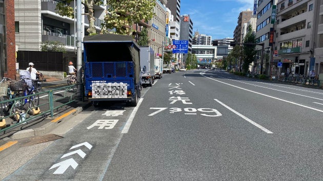 明治通り沿いの普通自転車専用通行帯の上にも車両がたくさん停まっていた（10月8日、東京都北区で撮影）※画像の一部を編集しています