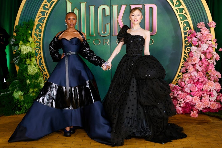 Cynthia Erivo e Ariana Grande mostram seu amor uma pela outra apresentando seu novo filme Wicked For Good