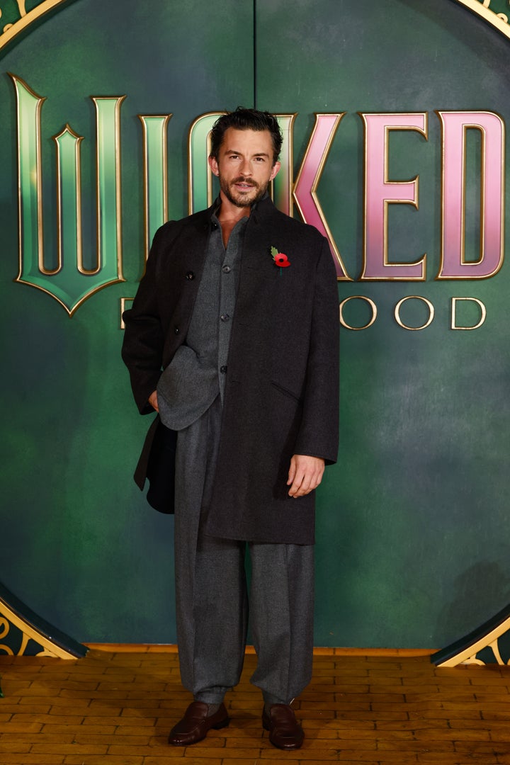 Jonathan Bailey claramente conhece bem o clima de Londres