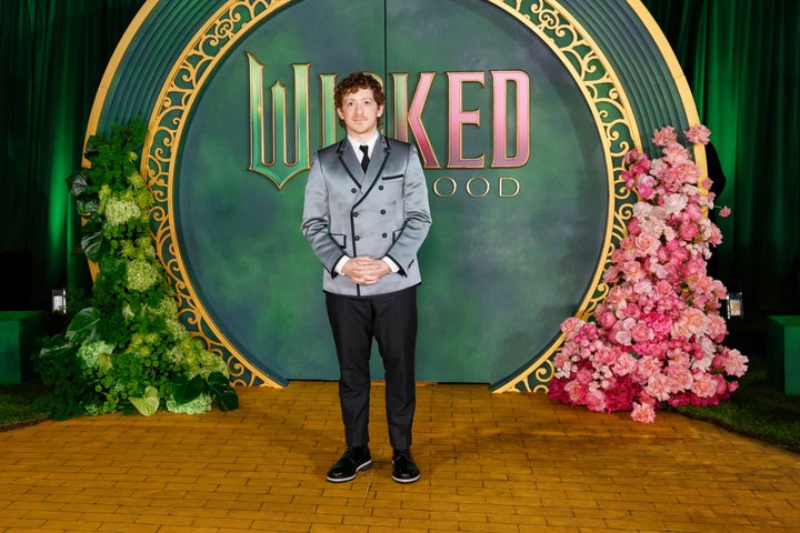 Ethan Slater em dinheiro... se você sabe, você sabe...