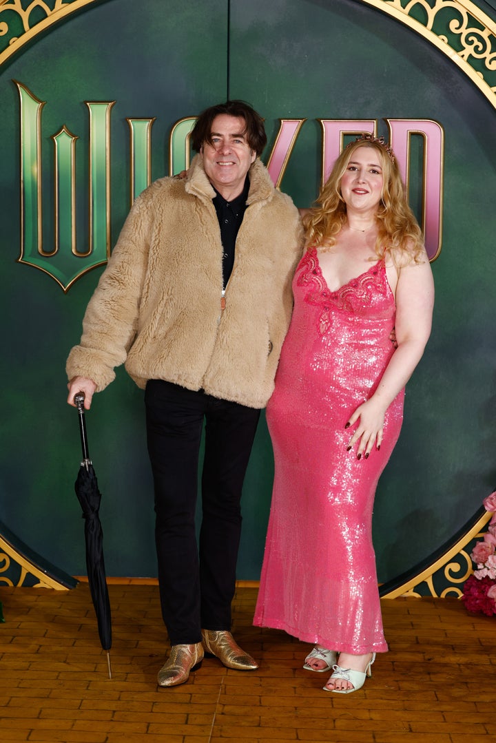 A estrela de Celebrity Traitors, Jonathan Ross (no que presumimos ser uma homenagem ao Leão Covarde) com sua filha Honey
