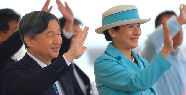 第４４回全国豊かな海づくり大会で、海上をパレードする漁船に手を振られる天皇、皇后両陛下＝2025年11月9日、三重県南伊勢町の宿田曽漁港［代表撮影］