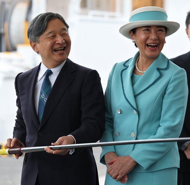 三重県立水産高校の実習船「しろちどり」を見学し、釣りざおを手に取り笑顔を見せられる天皇陛下と皇后さま＝９日、同県南伊勢町の宿田曽漁港［代表撮影］ 2025年11月09日撮影