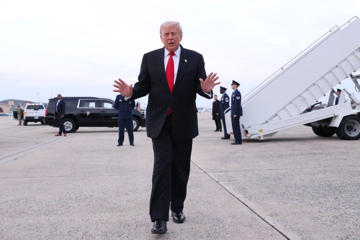 Trump se prepara para fazer um breve comentário aos membros da imprensa após deixar o Air Force One no domingo na Base Conjunta de Andrews, Maryland. Trump passou o fim de semana em sua propriedade em Mar-A-Lago, em Palm Beach, Flórida.
