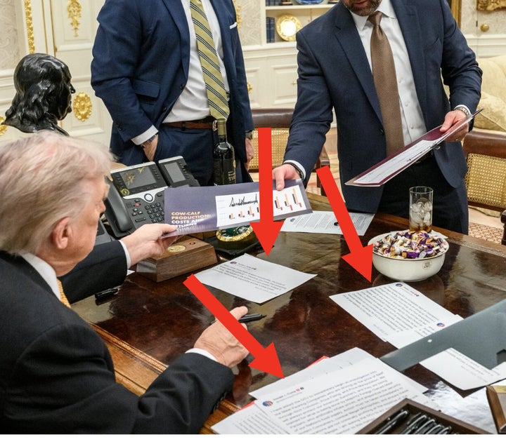 As setas apontam para as grandes impressões das postagens de Trump.