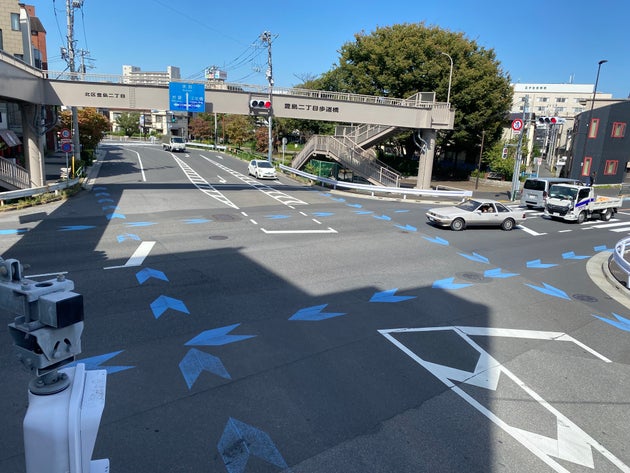 交差点に設置された「自転車ナビライン」（10月8日、東京都北区で撮影）