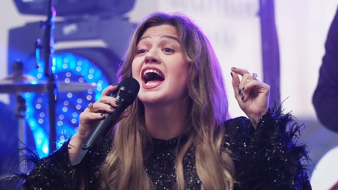 Kelly Clarkson Had Hall Of Fame Retort To Ex-Manager Who Told Her To ‘Get A Boob Job’