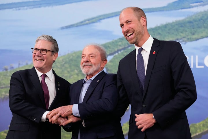 ブラジルのルラ大統領と、出席したイギリスのスターマー首相（左）とウィリアム王子（右）＝2025年11月6日、COP30ブラジル・ベレン