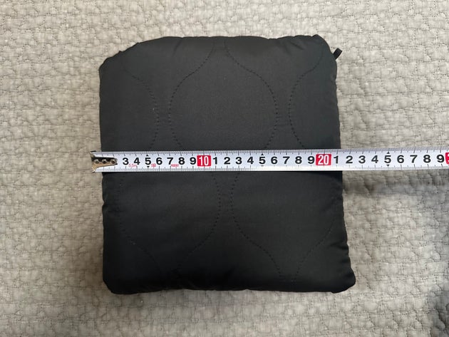 約20cm四方で、イメージは書籍1冊分ほどの重さ