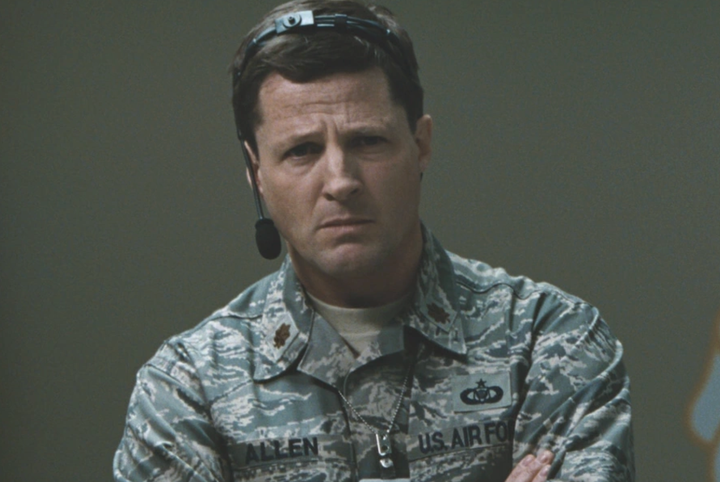 Tim Guinee como Major Allen em Homem de Ferro