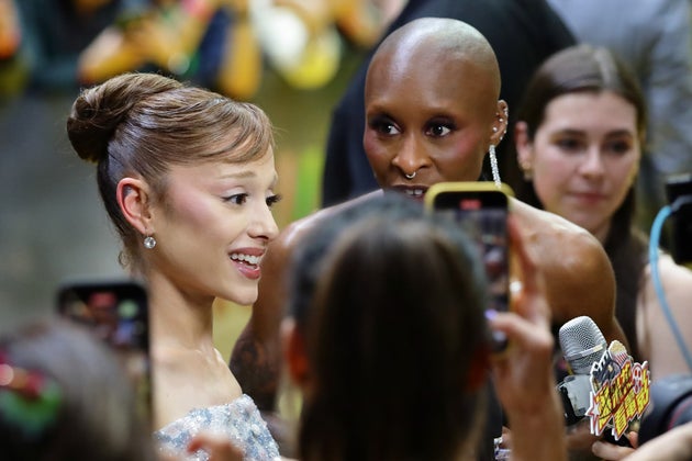 シンガポールで行われた映画『ウィキッド 永遠の約束』のプレミア試写会に参加したアリアナ・グランデとシンシア・エリヴォ（2025年11月13日）