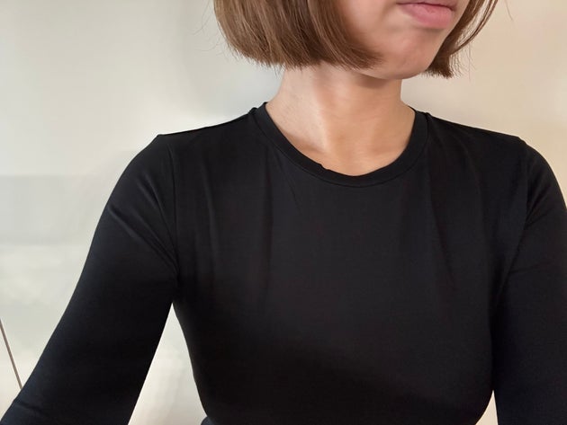 着てみると体にピタッと沿うような一枚