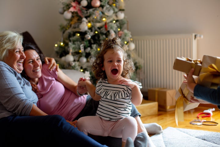 Nunca é cedo para lembrar a seus filhos que eles têm autonomia sobre seus próprios corpos e que não há problema em cumprimentar alguém se não quiserem abraçar ninguém.