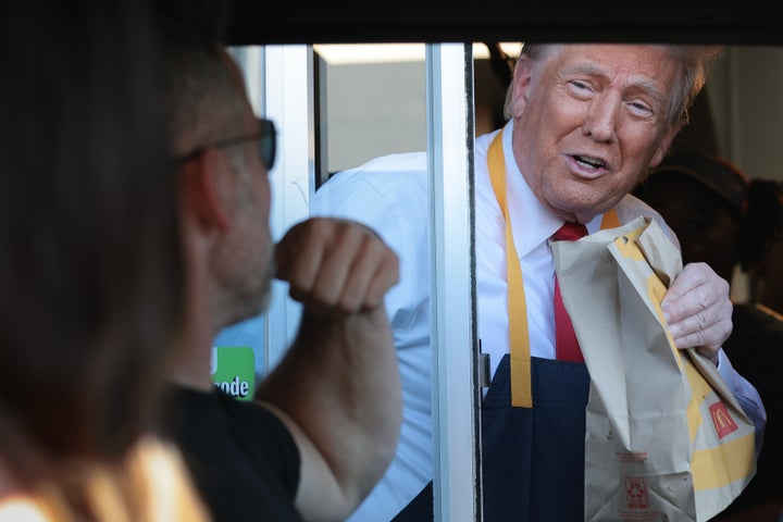Em 2024, Trump trabalhou na fila do drive-thru durante uma sessão de fotos de campanha em um restaurante McDonald's em Feasterville-Trevose, Pensilvânia. 