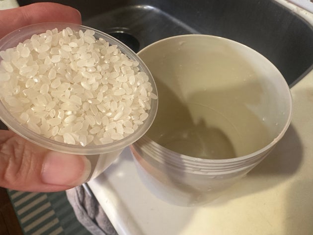 お米を1合入れて、外蓋のみを被せます