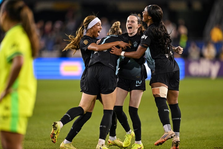 NJ/NY Gotham FC midfielder Rose Lavelle is mobbed by her teammates after scoring a goal to take the lead during the second half of a NWSL women's championship soccer match against the Washington Spirit, Saturday, Nov. 22, 2025, in San Jose, Calif. (AP Photo/Justine Willard)