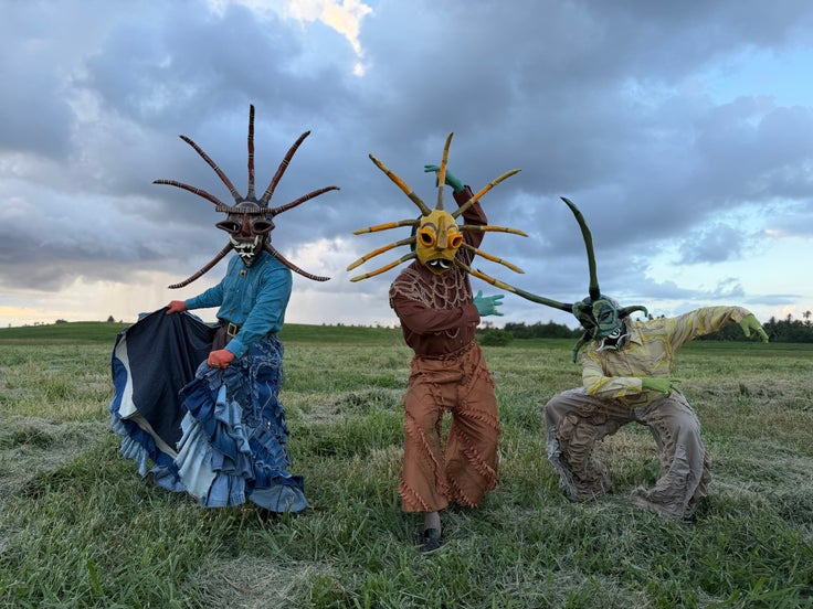 Con apariciones especiales del artista visual Samuel Lind y el artista de máscaras de vejigante Raúl Ayala, la canción honró tanto al lugar como a las personas.