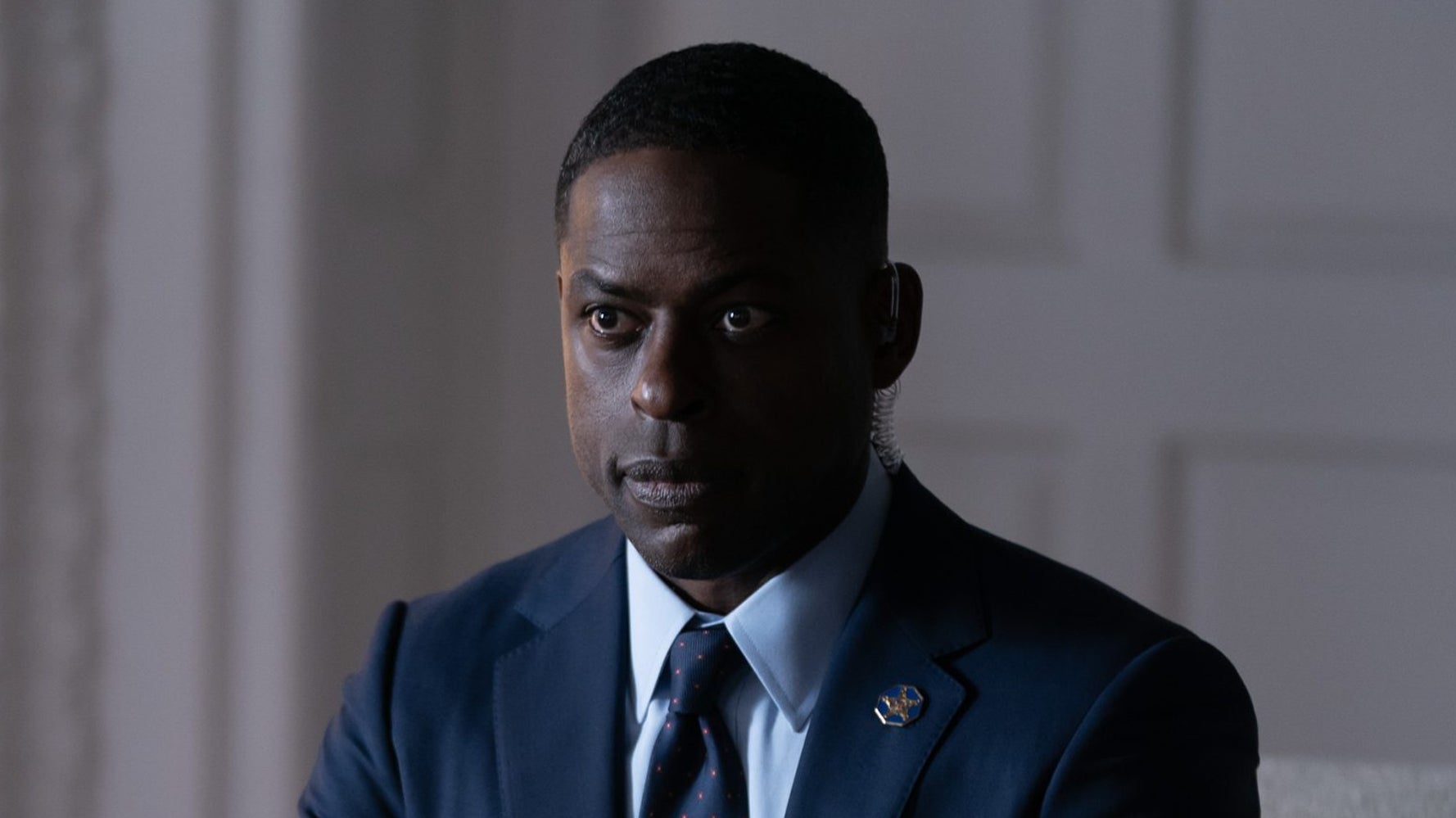 Escena dramática de una serie de televisión futurista