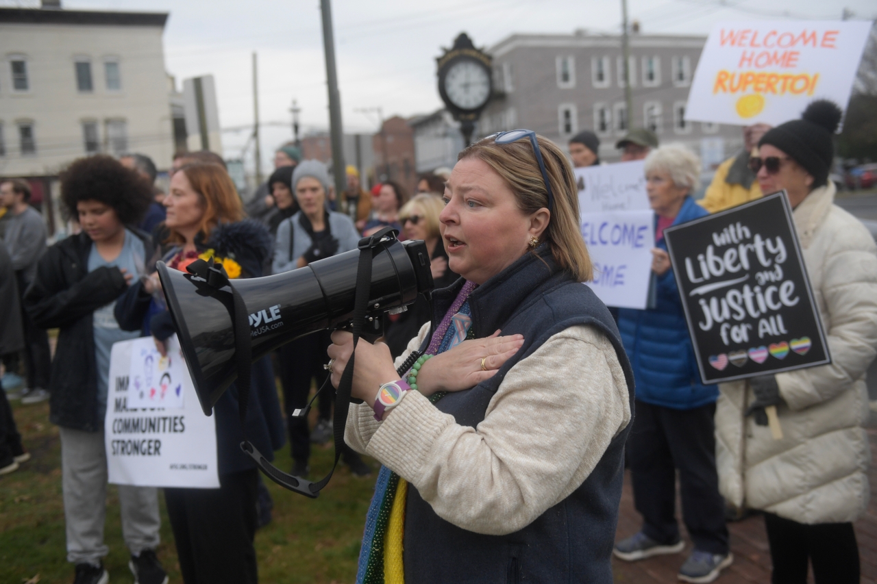 Atlantic Highlands Mayor Lori Hohenleitner speaks to residents of the community during a rally celebrating the release of Ruperto from the Delaney ICE Detention Center.