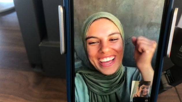 ファルシ監督と笑顔でビデオ通話するハッスーナさん