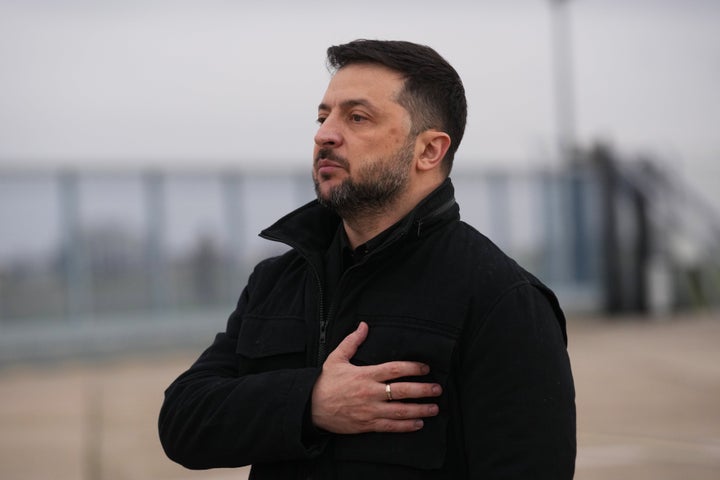 O presidente ucraniano, Volodymyr Zelenskyy, ouve seu hino nacional ao chegar à base aérea de Villacoublay, perto de Paris, em 17 de novembro de 2025.